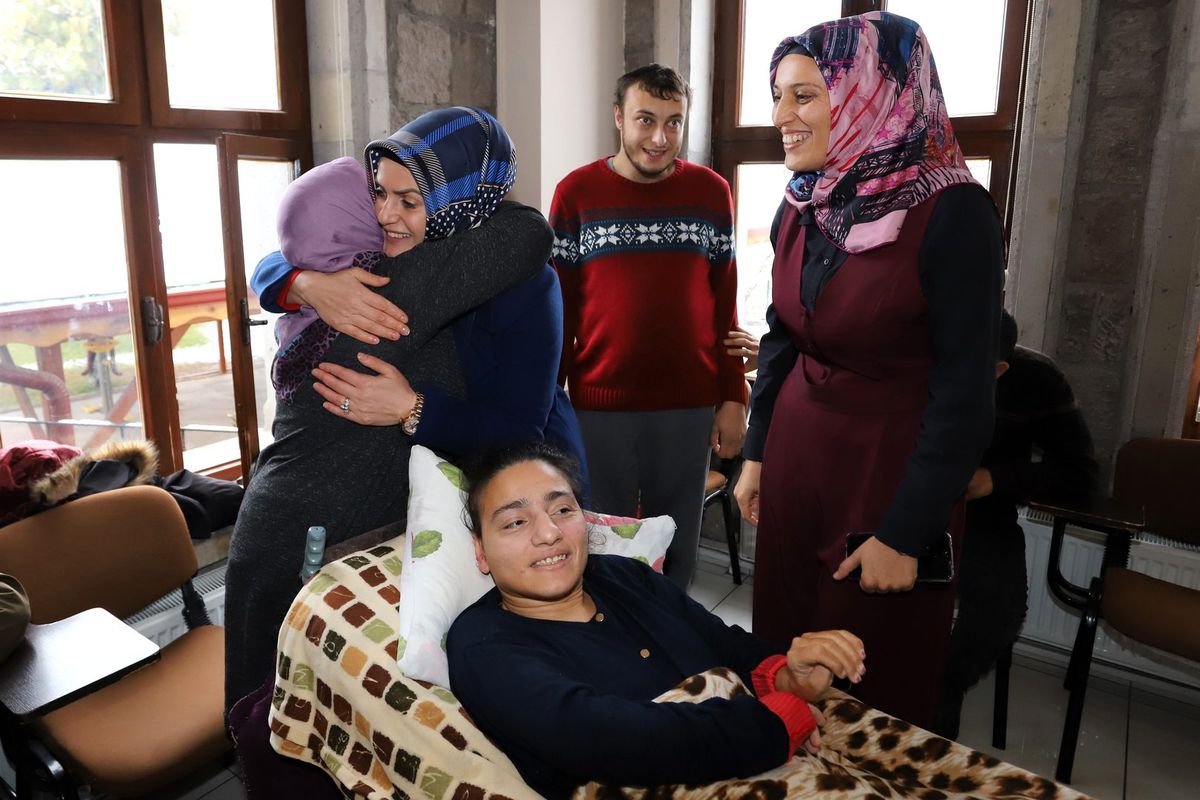 Melek Arı\'dan Özel İnsanlar Eğitim Merkezi\'ne ziyaret