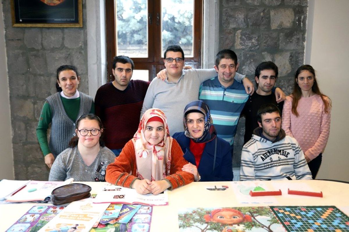 Melek Arı\'dan Özel İnsanlar Eğitim Merkezi\'ne ziyaret