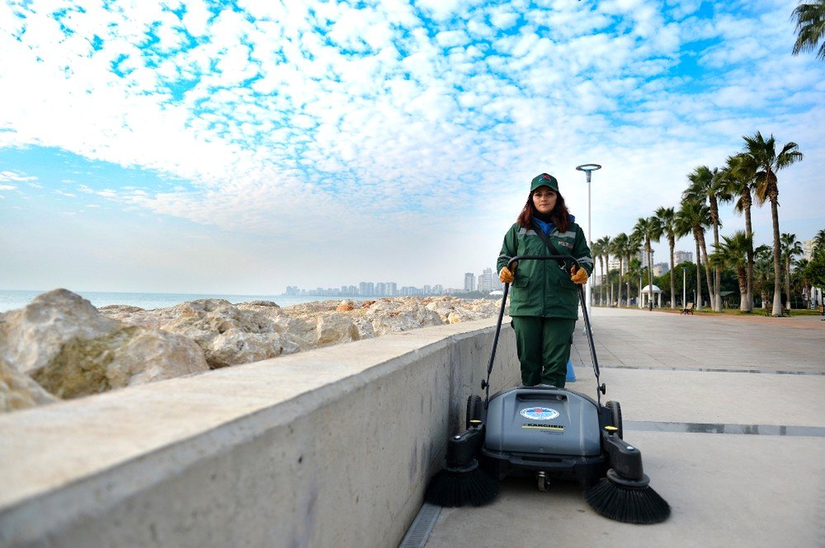 Mersin Büyükşehir, 10 adet süpürge makinesi aldı