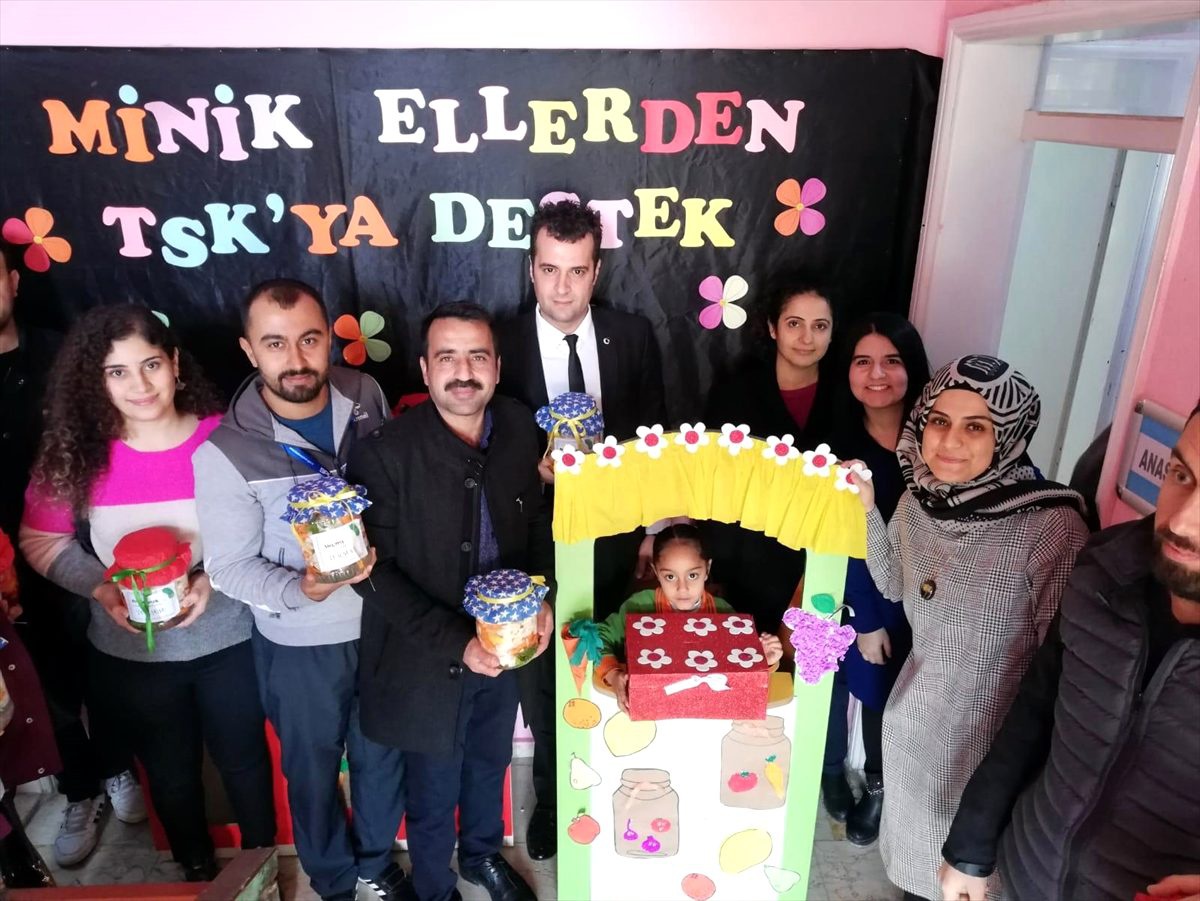 Minikler, sattıkları turşunun parasını Mehmetçiğe bağışladı