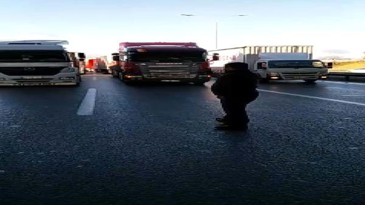 Nakliyeciler kamyonlarıyla TEM\'i kapattı