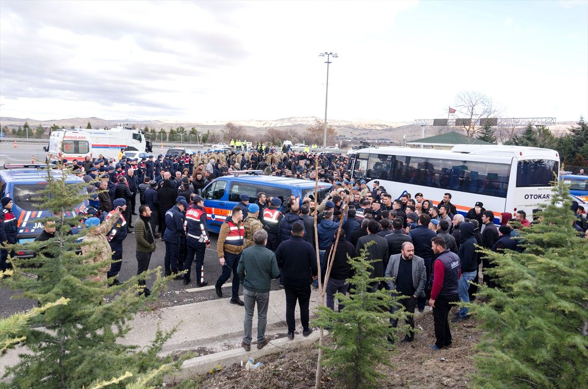 Nakliyecilerden yol kapatma eylemi