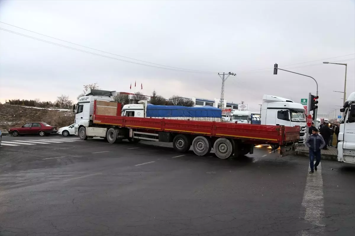 Nevşehir\'de nakliyeciler kara yolunu trafiğe kapattı