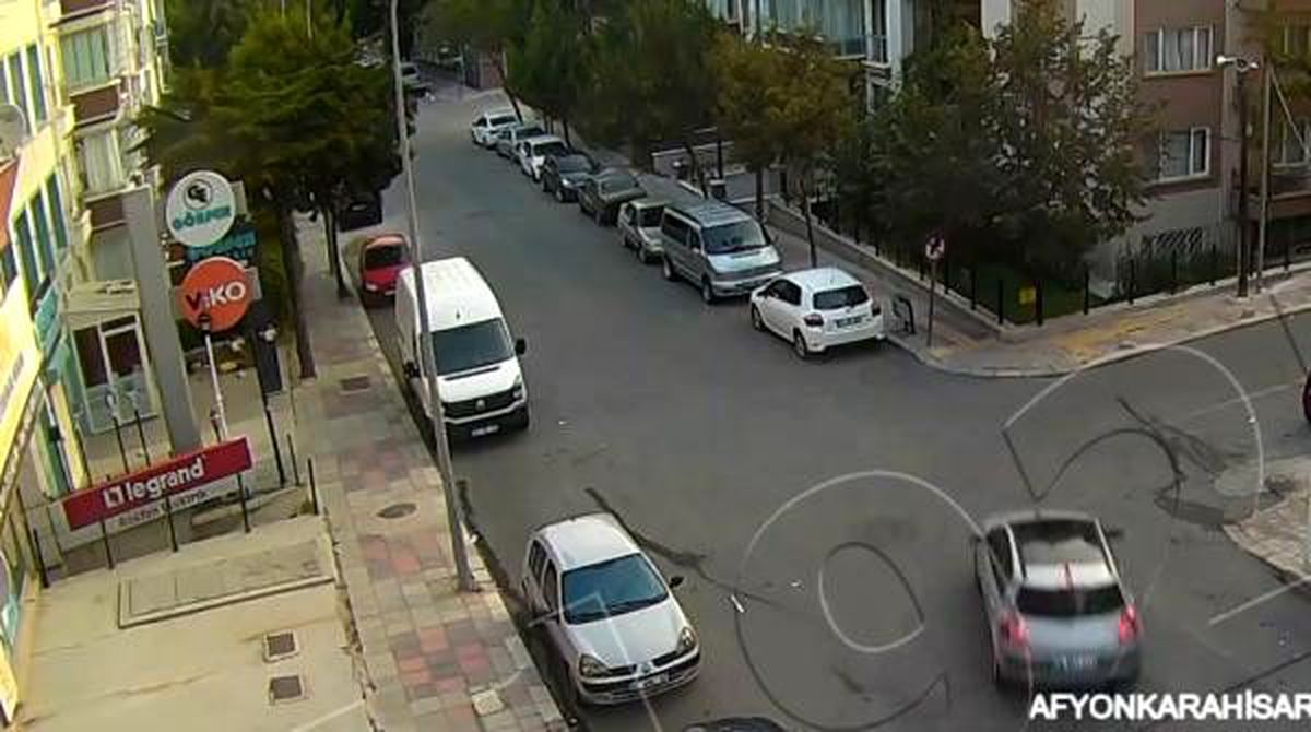 Önce park halindeki otomobile sonra kaldırıma çarptı