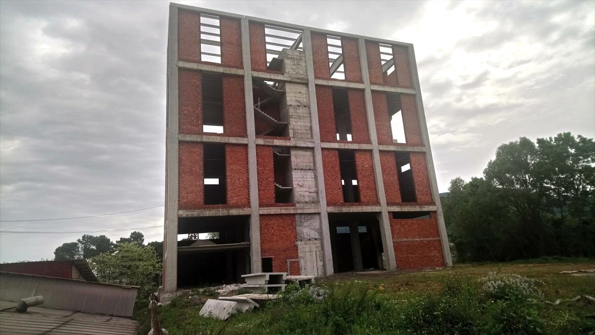 Ordu\'da dere yatağındaki 4 katlı binaya yıkım kararı