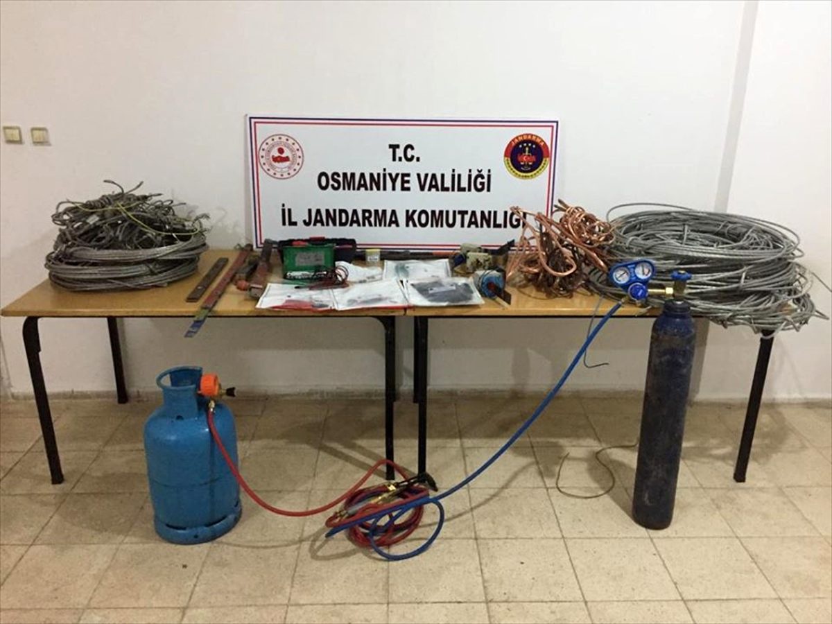 Osmaniye\'de jandarma, kablo hırsızlığı yaptıkları iddiasıyla 2 kişiyi yakaladı
