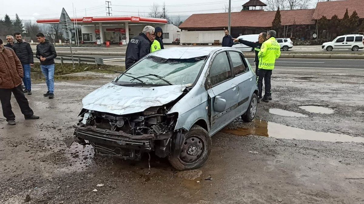 Otomobil kanala uçtu: 3 yaralı