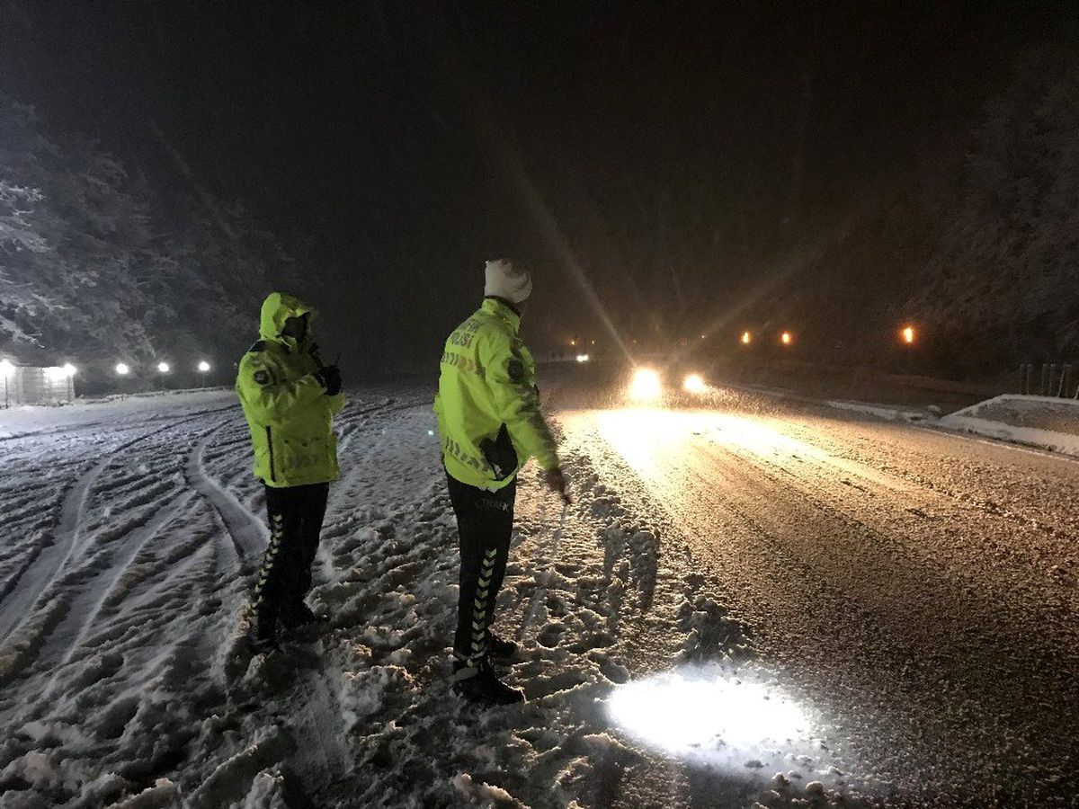 (Özel) Bolu Dağı\'nda zorlanan sürücülerin yardımına trafik ekipleri koşuyor