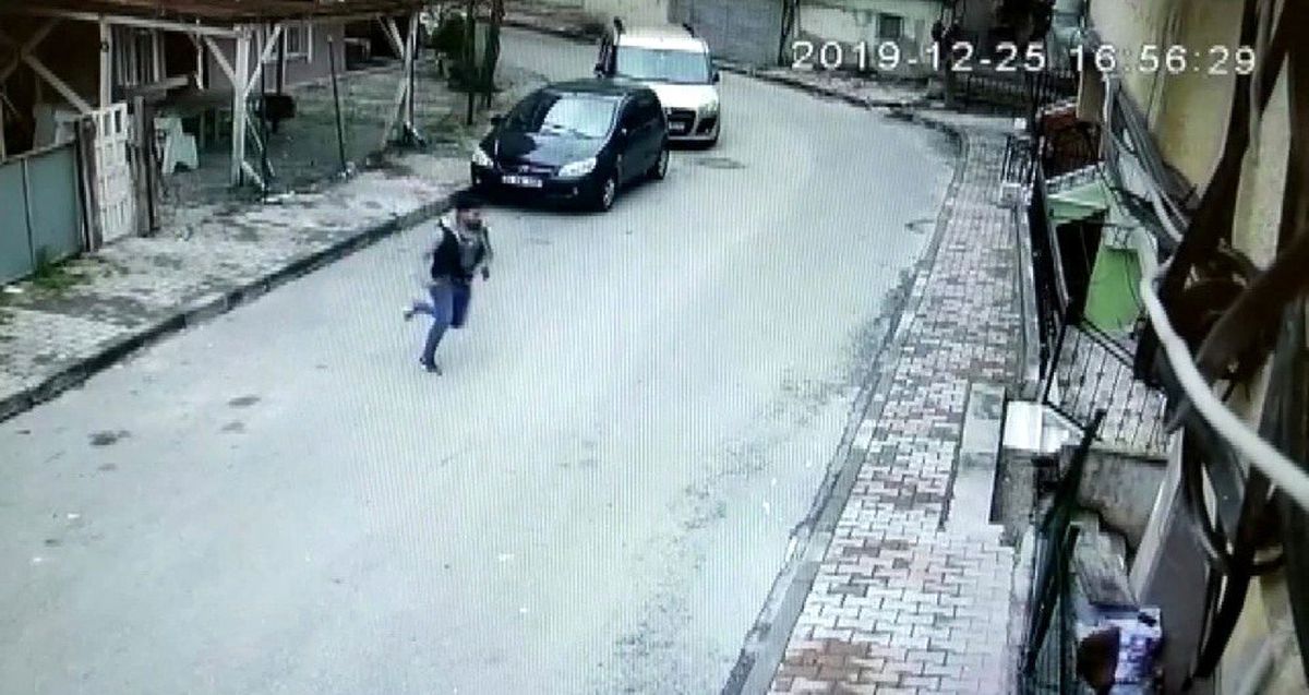 (Özel) Kadını yerde sürükleyip telefonunu çalan kapkaççının kaçma anı kamerada