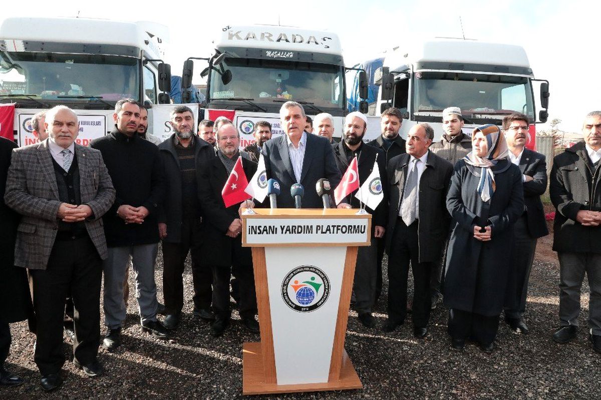 Şanlıurfa\'dan Suriye\'ye 3 tır yardım gönderildi
