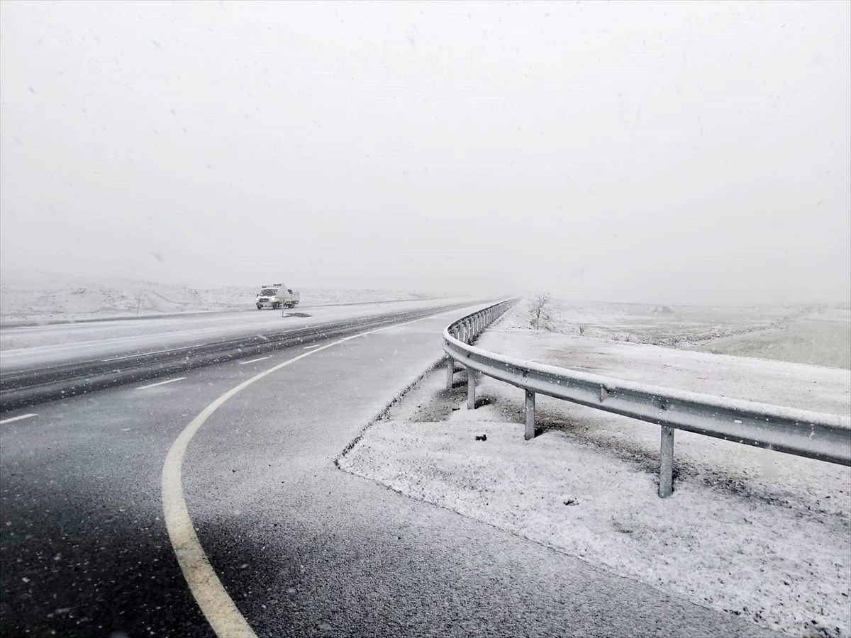 Şanlıurfa\'nın Siverek ilçesi kırsalında kar hayatı olumsuz etkiliyor