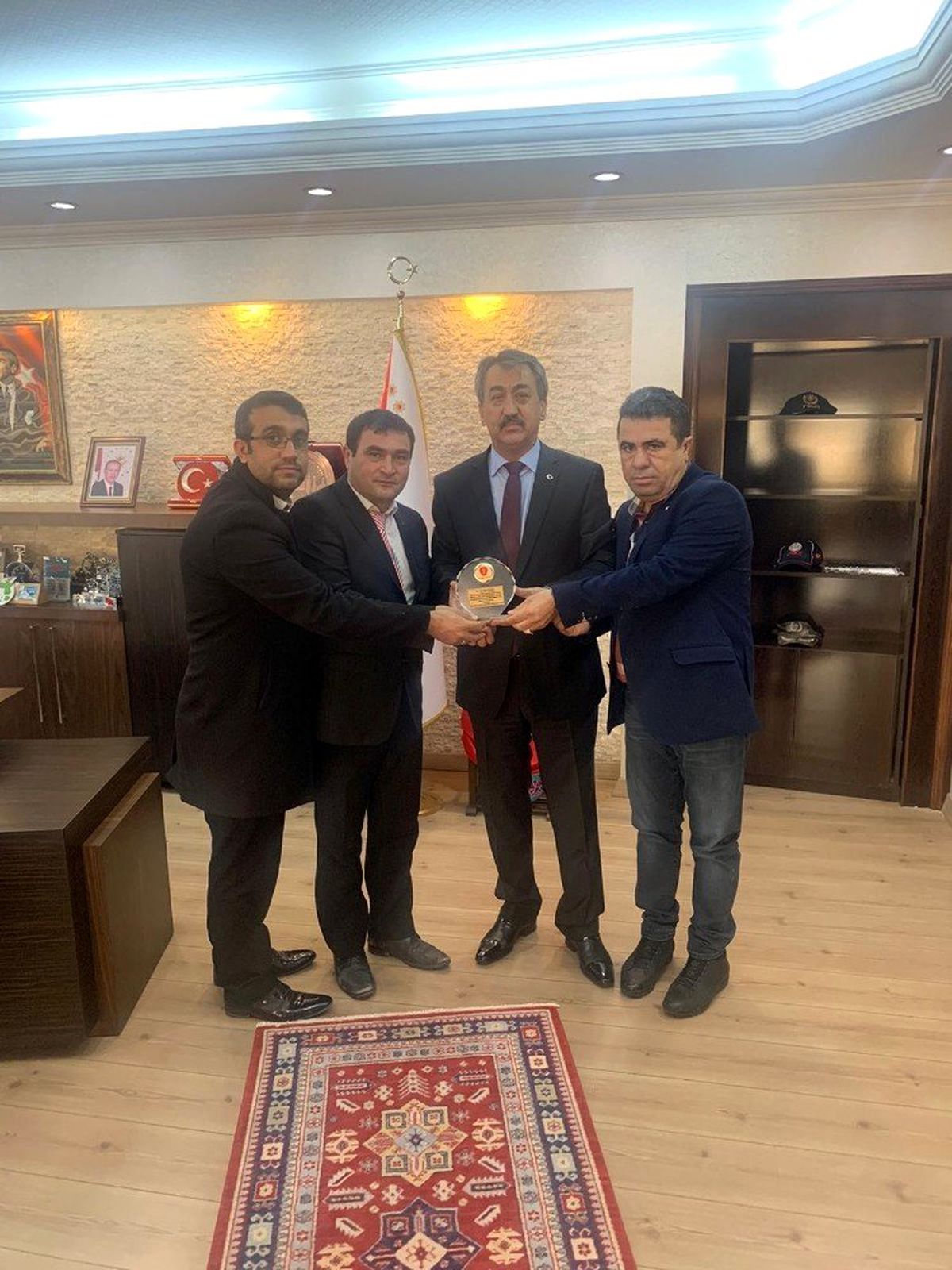 Şehit yakınlarından Emniyet Müdürü Kıraç\'a plaket