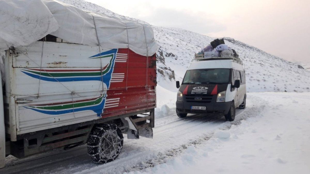 Siirt\'te kardan kapanan yollar ulaşıma açıldı, mahsur kalan araçlar kurtarıldı