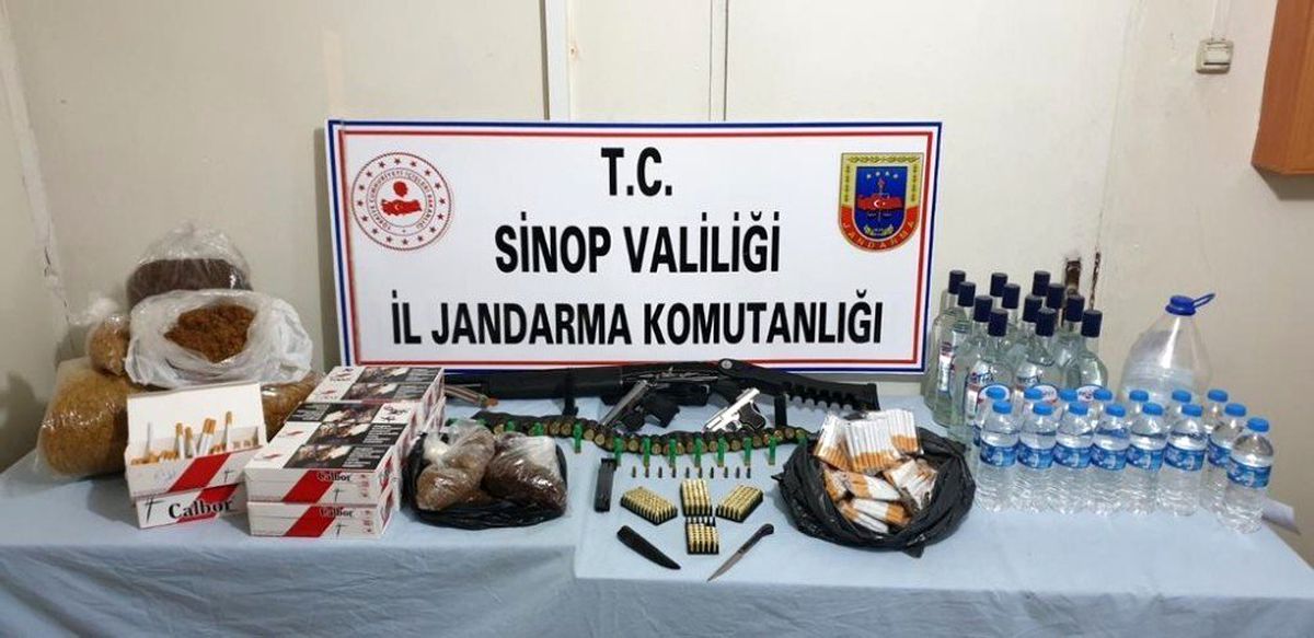 Sinop\'ta etil alkol, kaçak tütün ve ruhsatsız silahlar ele geçirildi