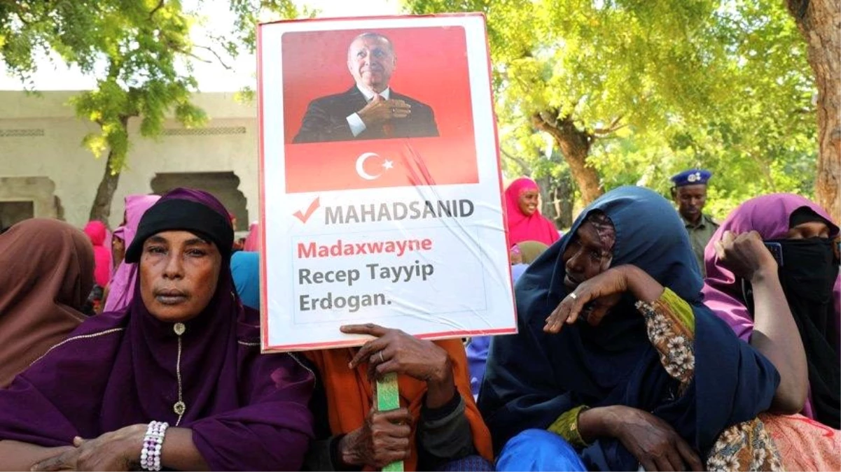 Somali\'deki terör saldırısını, ellerindeki Erdoğan posterleriyle kınadılar