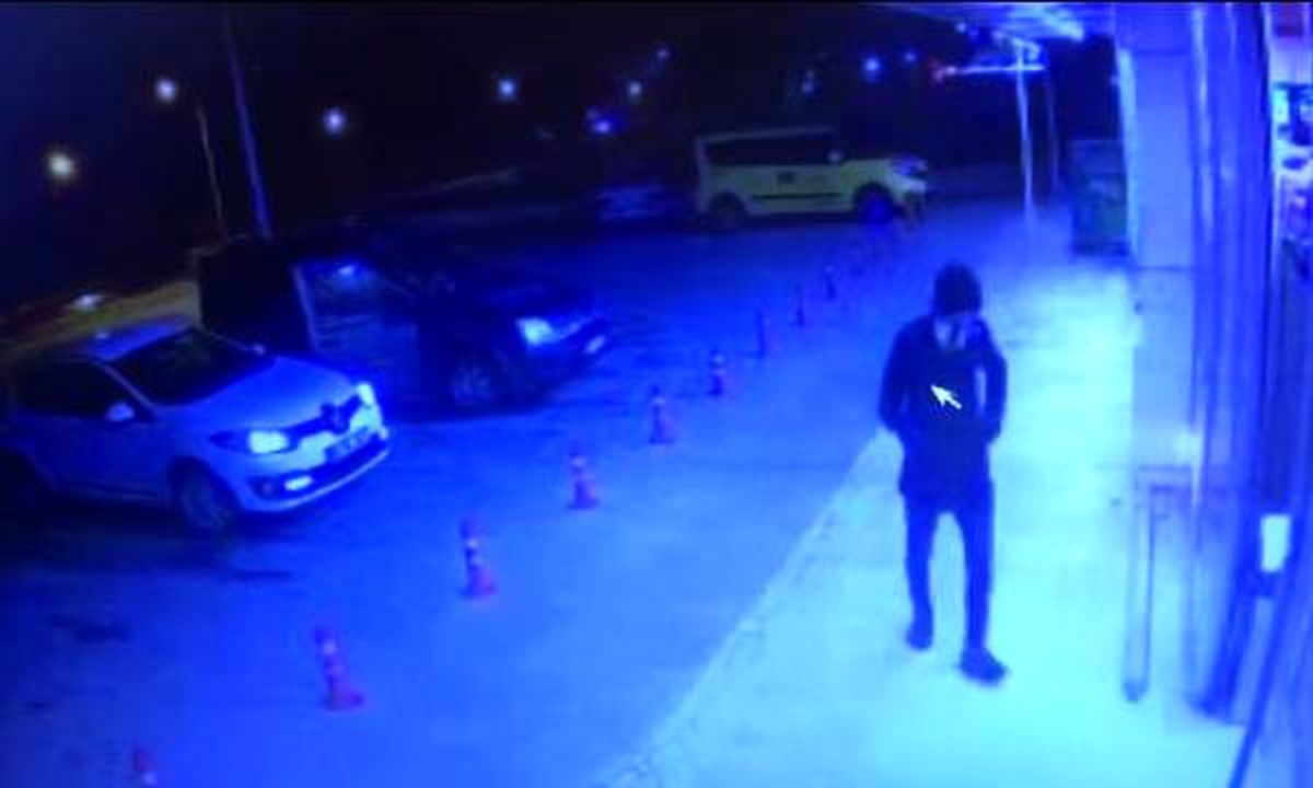 Tabancayla marketi soymaya kalkıştı, telefon çalınca kaçtı