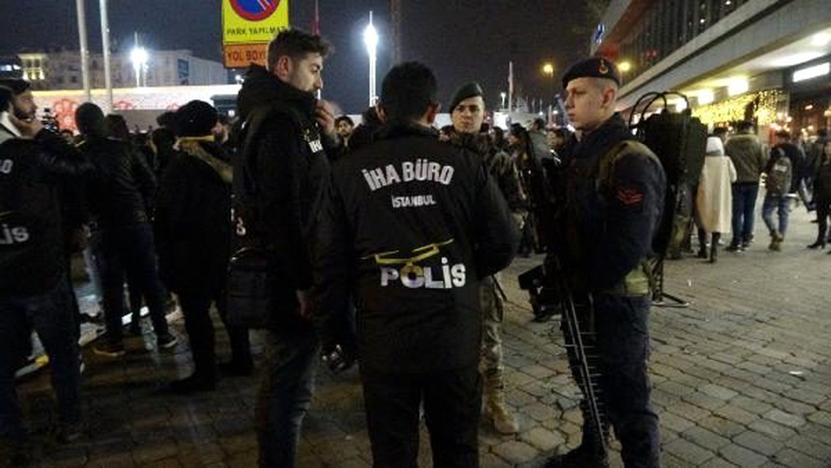 Taksim Meydanı\'nda yılbaşı gecesi jandarma, polis drone\'u düşürdü