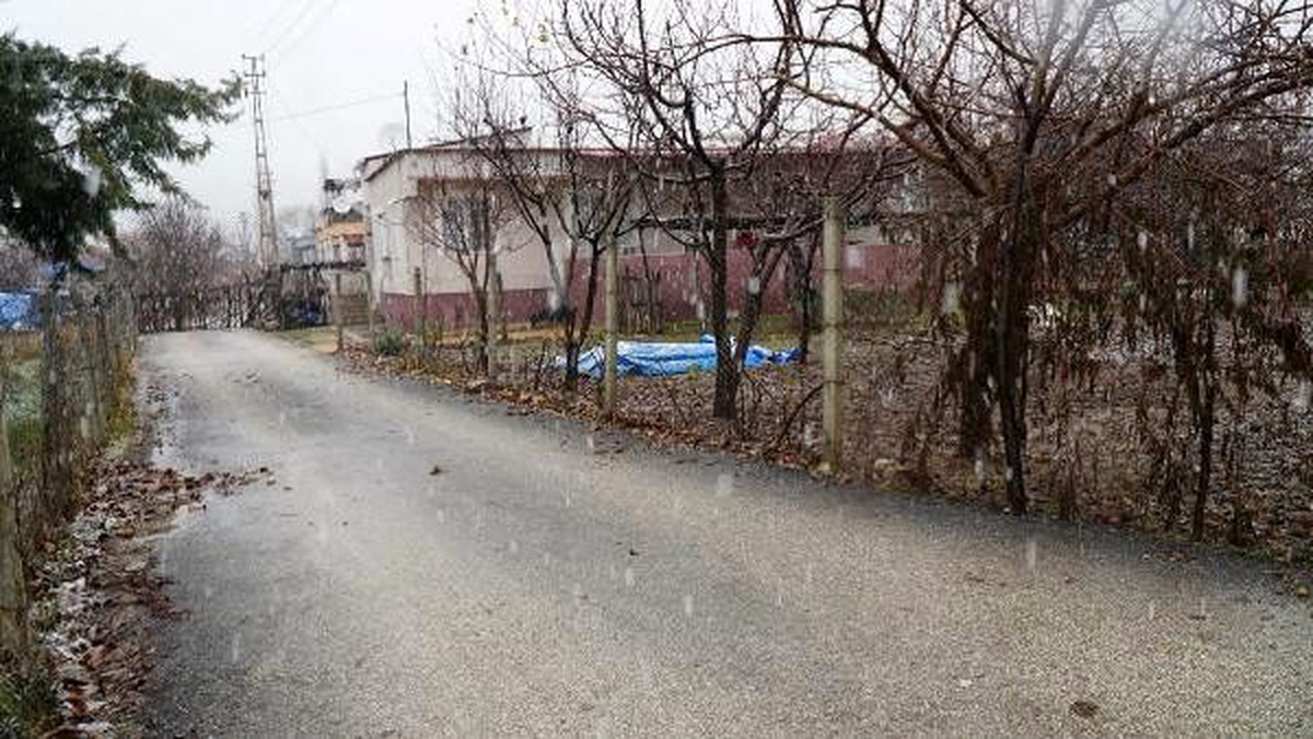 Tapulu arazisinden geçen yolu ulaşıma kapattı