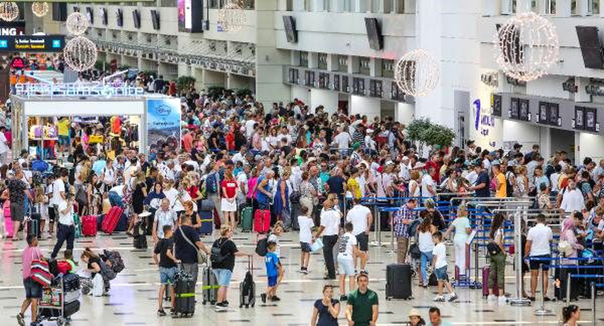Tarihi rekoru, vali duyurdu: Antalya\'ya 15 milyon 644 bin 108 turist geldi