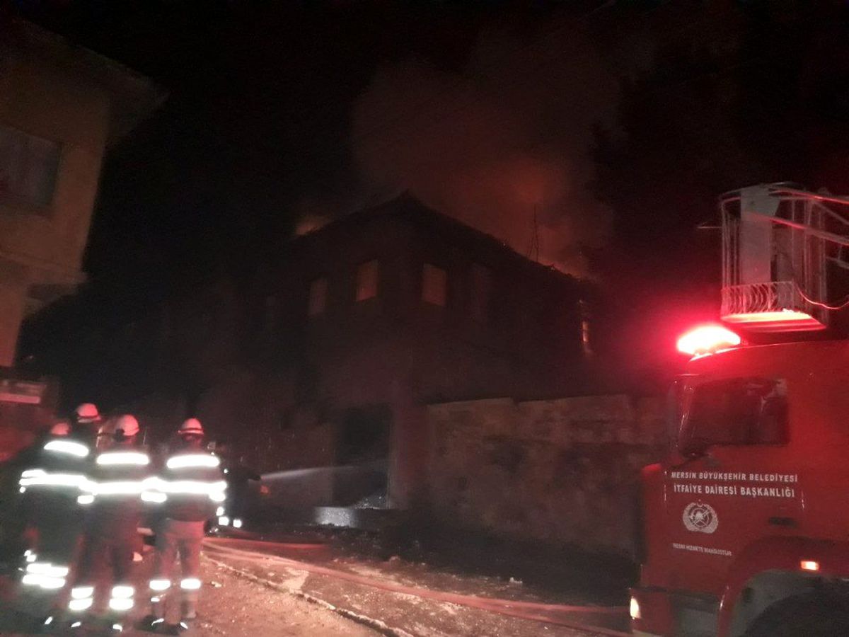 Tarsus\'ta çıkan yangında 2 katlı ahşap ev küle döndü