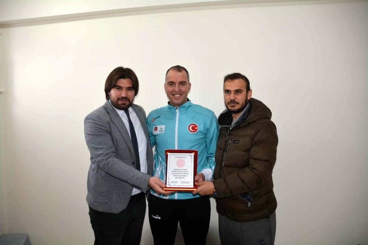 Tomarza Atatürk Ortaokulu Spor Odası\'na Hasan Aksoyak ismi verildi