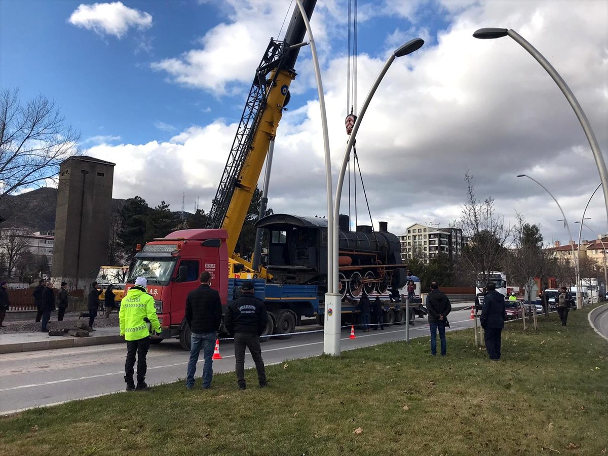 "Tren kütüphane" kara yoluyla yeni yerine taşındı