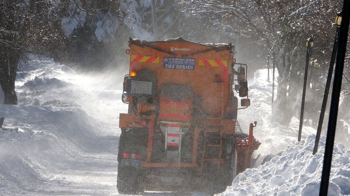 Uludağ\'da kapanan yollar açılıyor