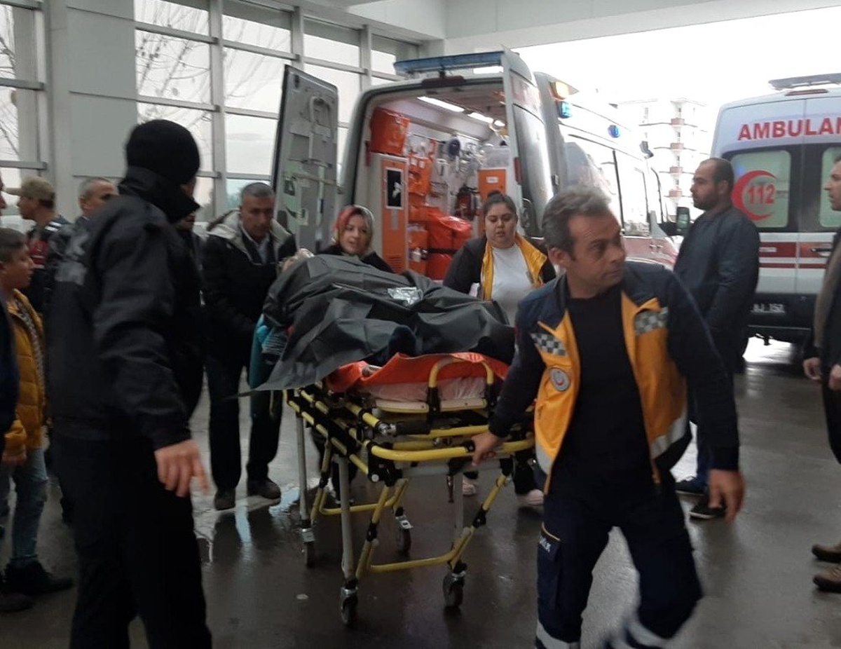 Üvey kardeşlerin kavgası kanlı bitti: 4 yaralı