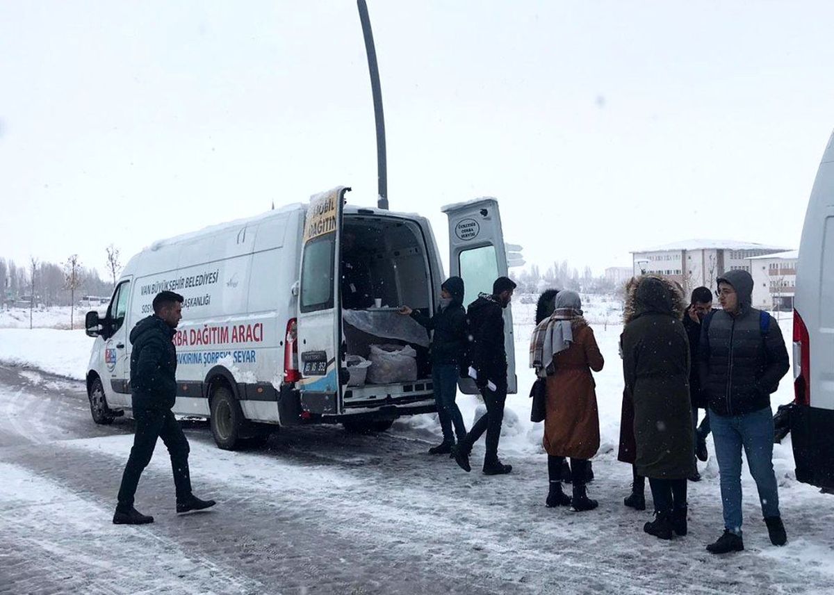 Van Büyükşehir Belediyesinden öğrencilere çorba ikramı