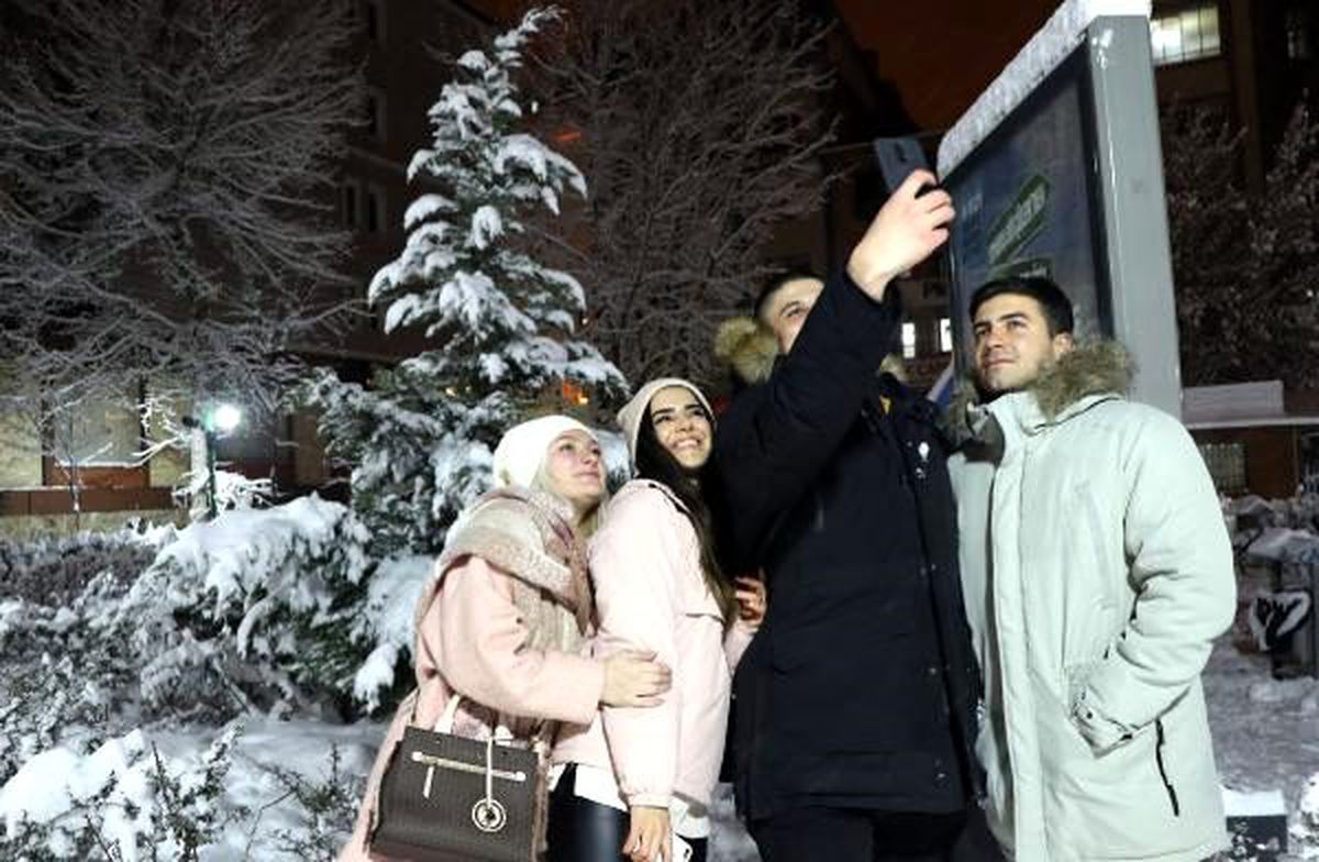 Van\'da kar yağışı İranlı turistler için eğlence kaynağı oldu