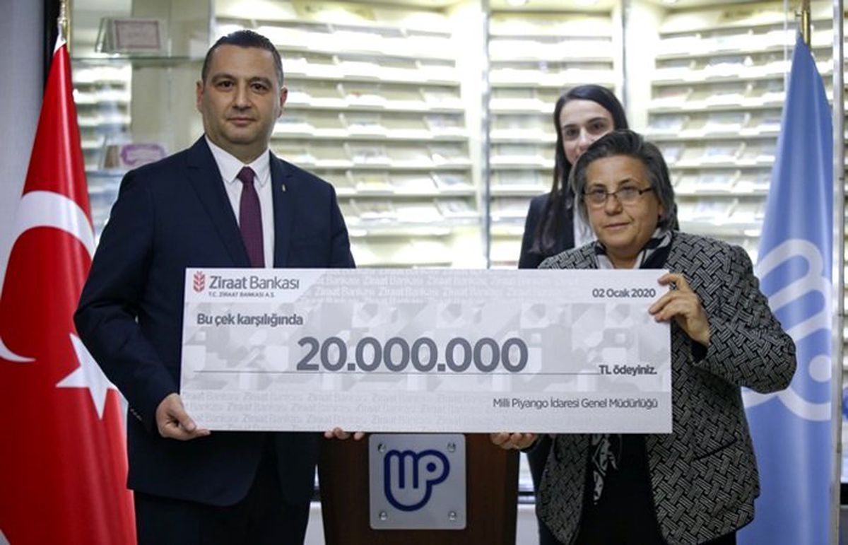 Yılbaşı çekilişinin iki talihlisi ikramiyelerini aldı