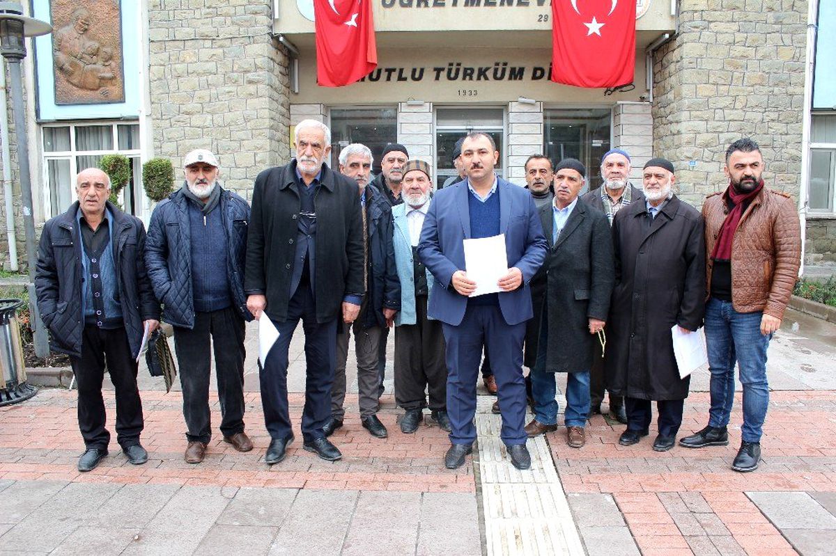 4 yıldır köydeki evine elektrik bağlanmayınca basın açıklaması yaptı