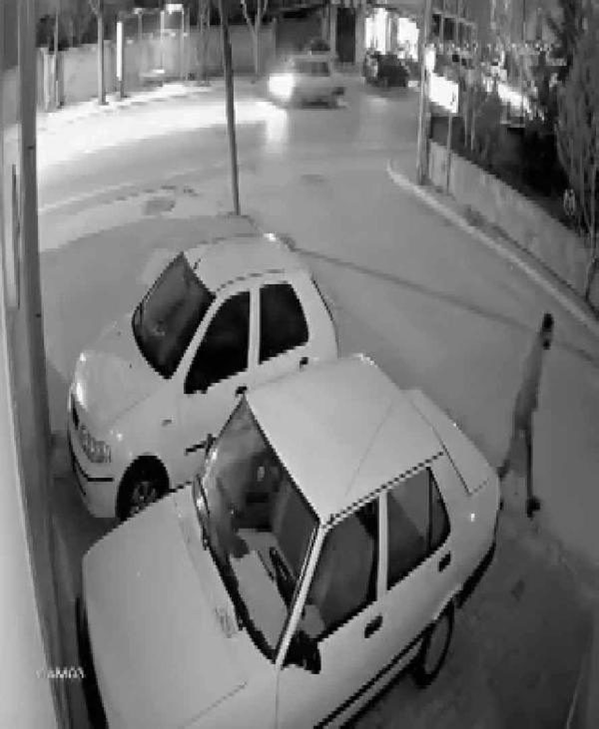 45 saniyelik akü hırsızlığı kamerada