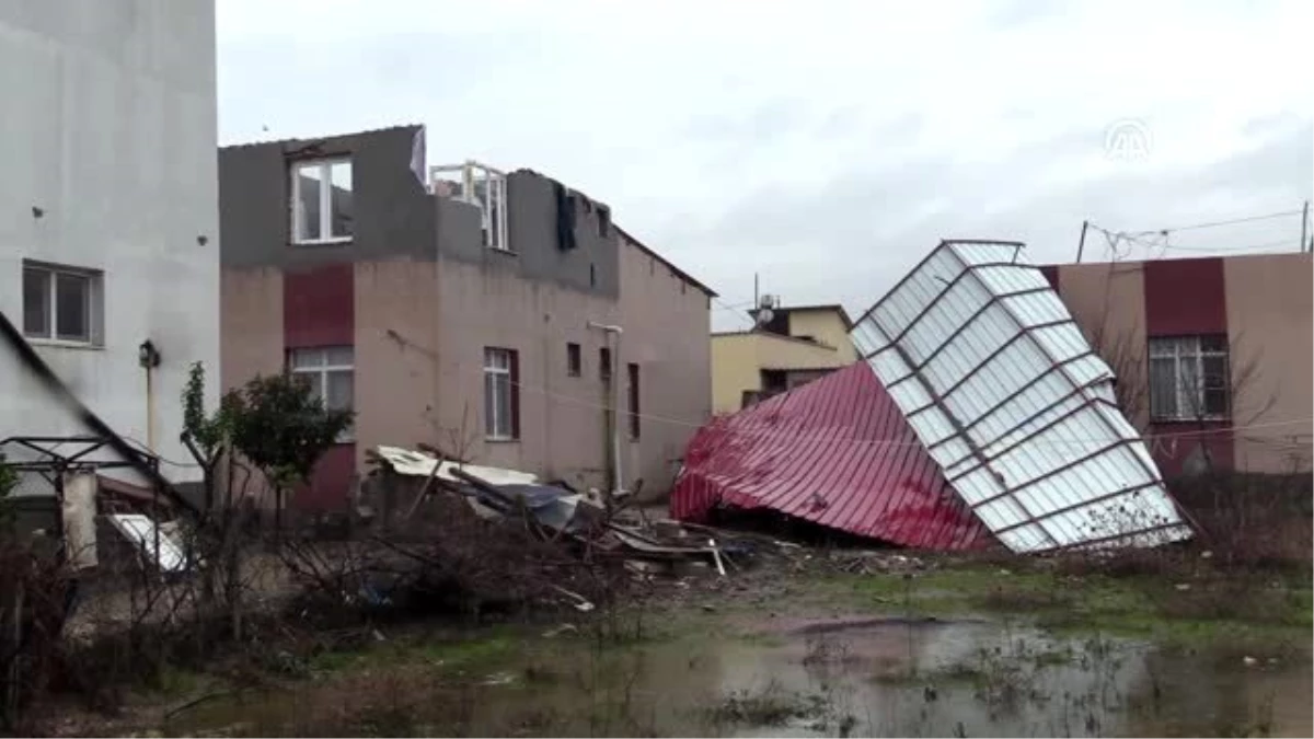 Adana\'da 3 günlük evlerinin çatısı uçan aile yardım bekliyor