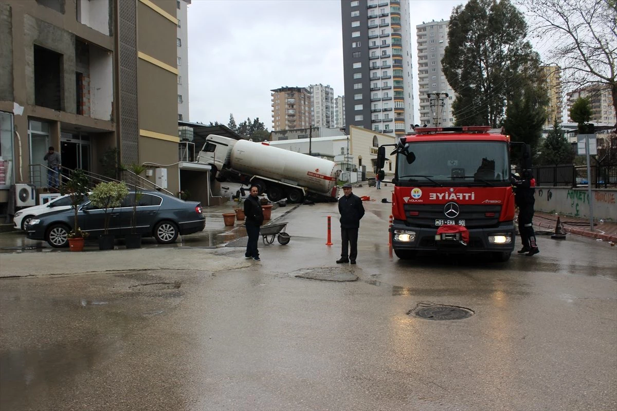 Adana\'da freni boşalan LPG tankeri duvarda asılı kaldı