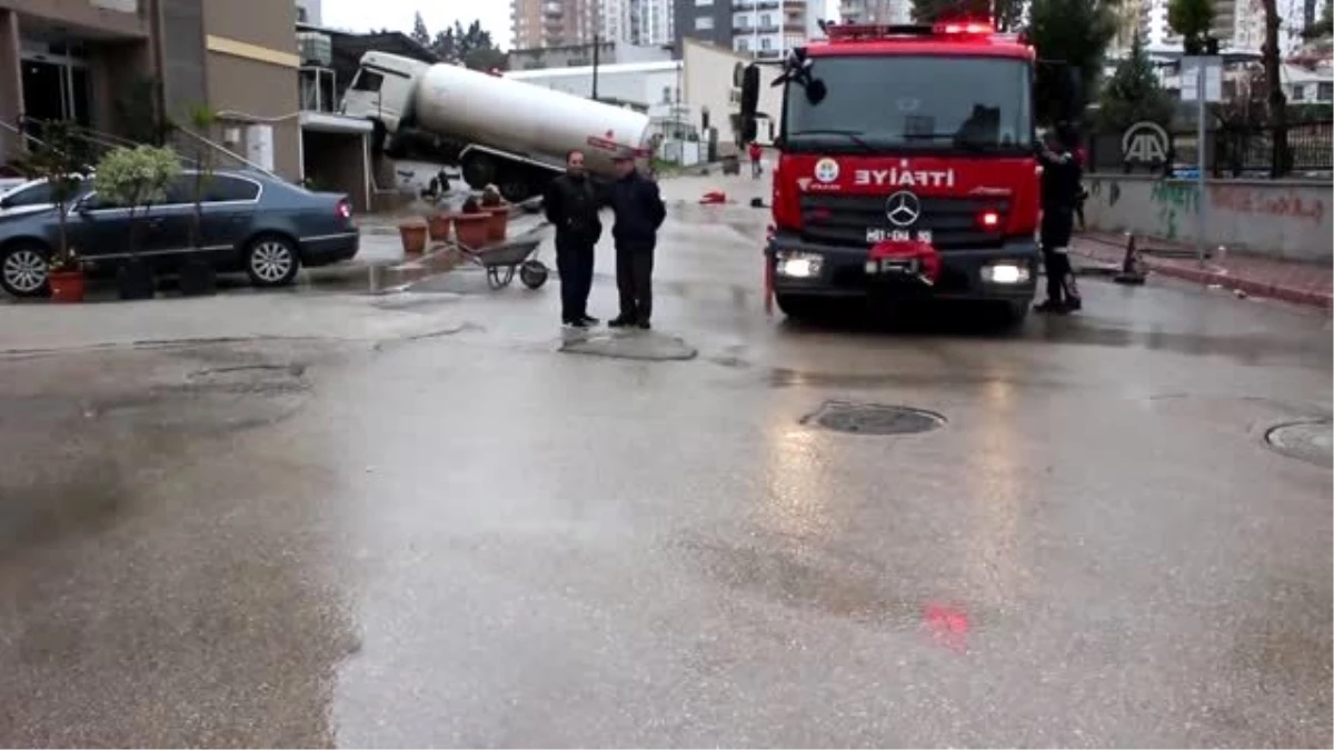 Adana\'da freni boşalan LPG tankeri duvarda asılı kaldı