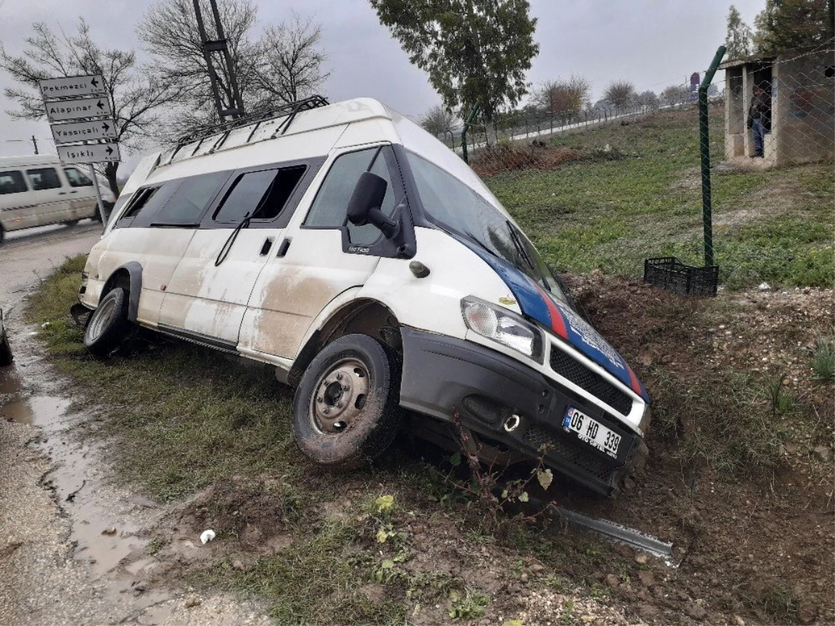 Adana\'da tarım işçilerini taşıyan minibüs kaza yaptı: 9 yaralı