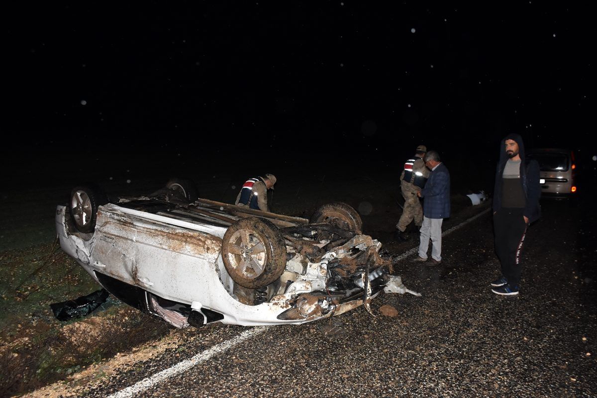Adıyaman\'da devrilen otomobildeki 3 kişi yaralandı