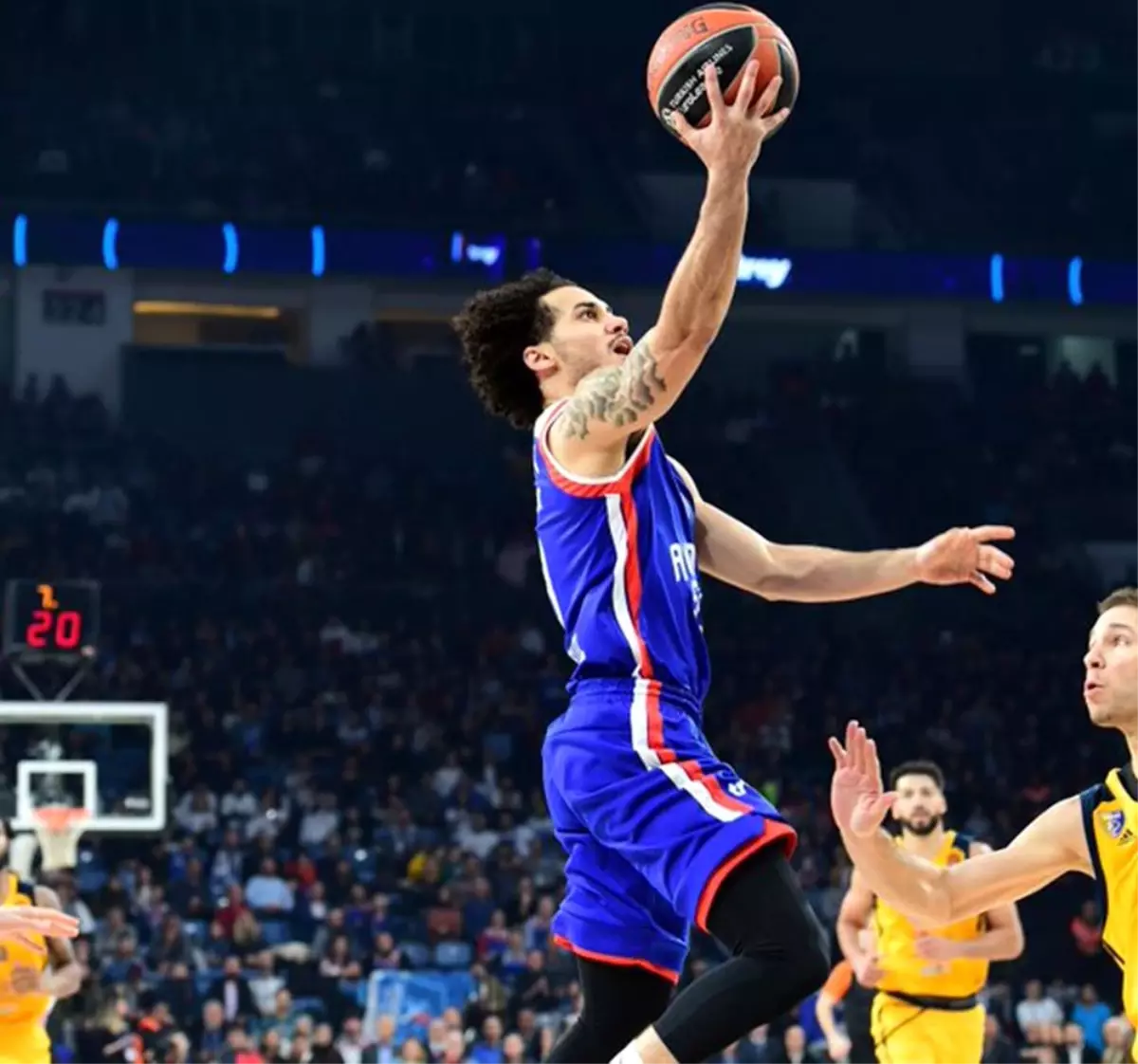 Anadolu Efes 14. galibiyetini aldı