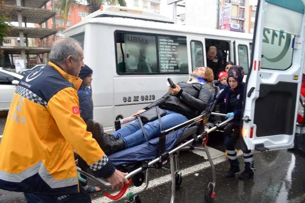 Anne ve oğlu kazada yaralandı