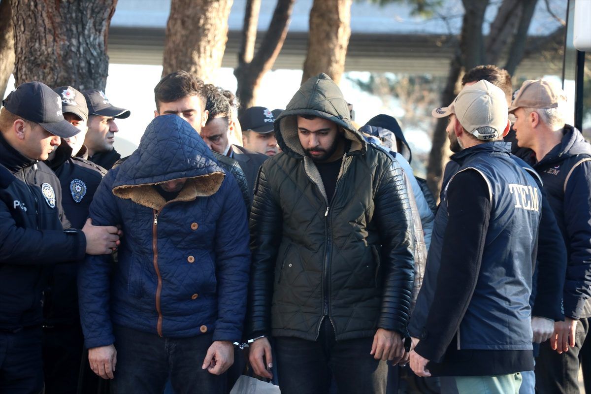 Balıkesir\'deki DEAŞ operasyonunda yakalanan 11 zanlı adliyeye sevk edildi