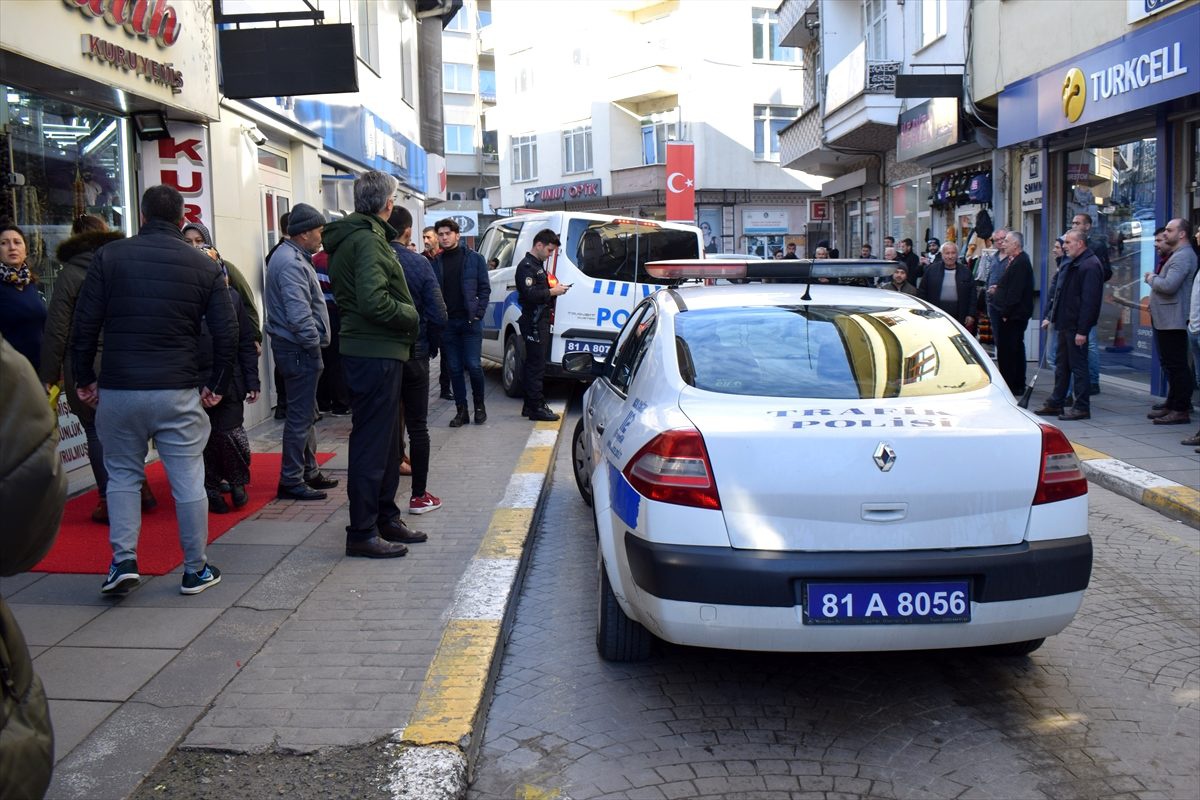 Bankayı soymaya çalışan bıçaklı şüpheliyi güvenlik görevlisi yakaladı