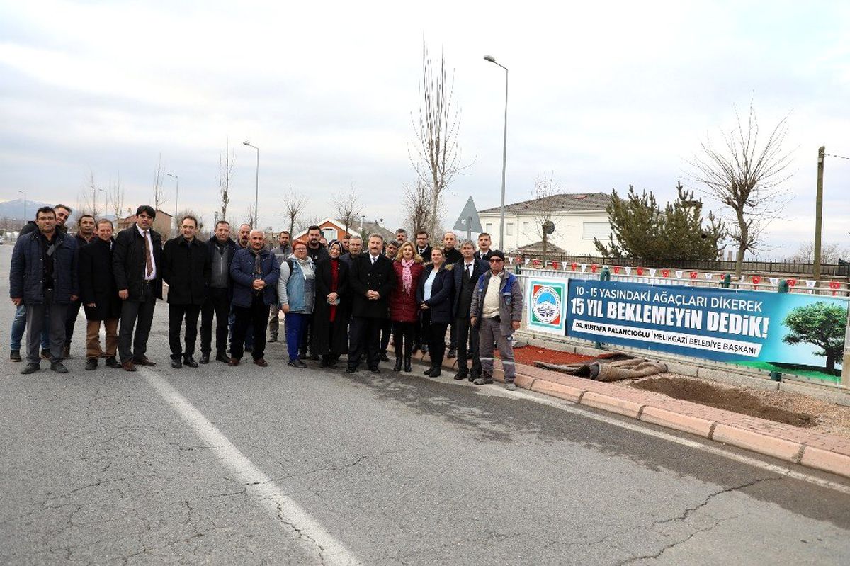 Başkan Palancıoğlu personel ile ağaç dikti
