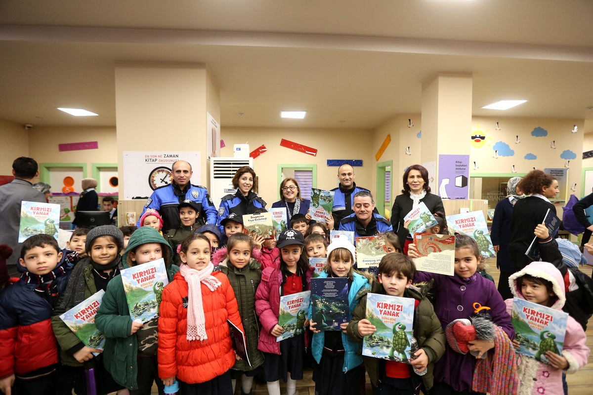 Başkan Şahin, çocuklara masal kitabı okudu