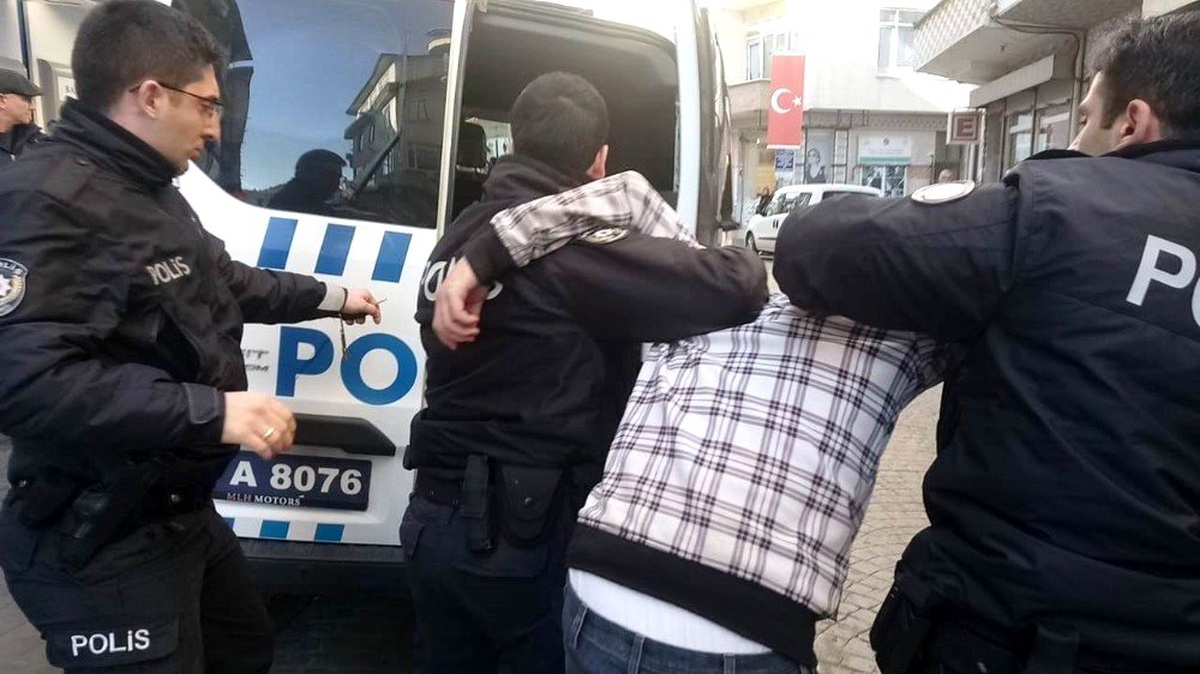 Bıçakla banka soymaya çalışan zanlı yakalandı