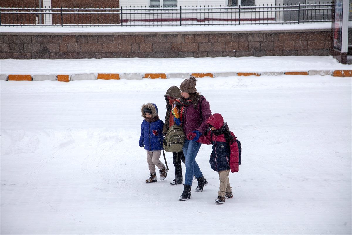 Bitlis\'in Ahlat ilçesinde eğitime kar engeli