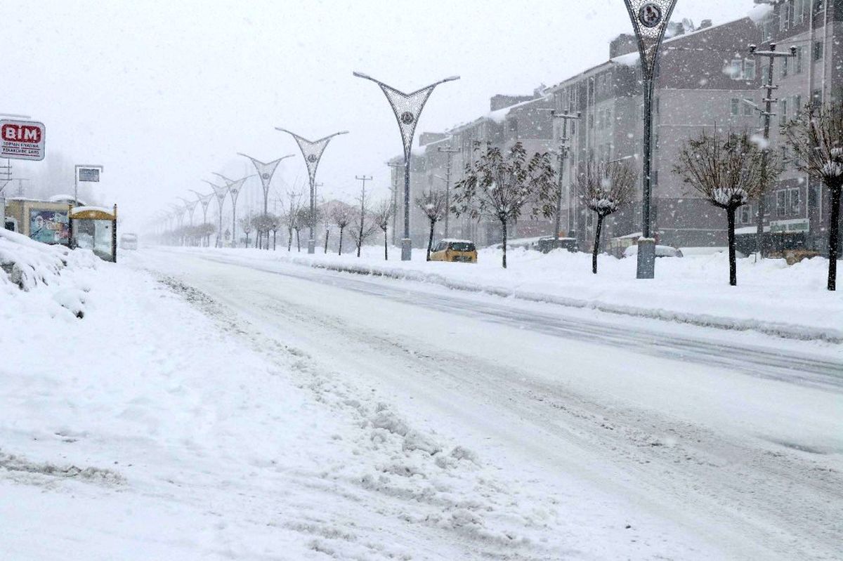 Bitlis\'te kar yağışı etkisini artırıyor