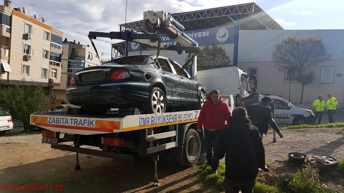 Büyükşehir hurda araçlar için otopark kurdu