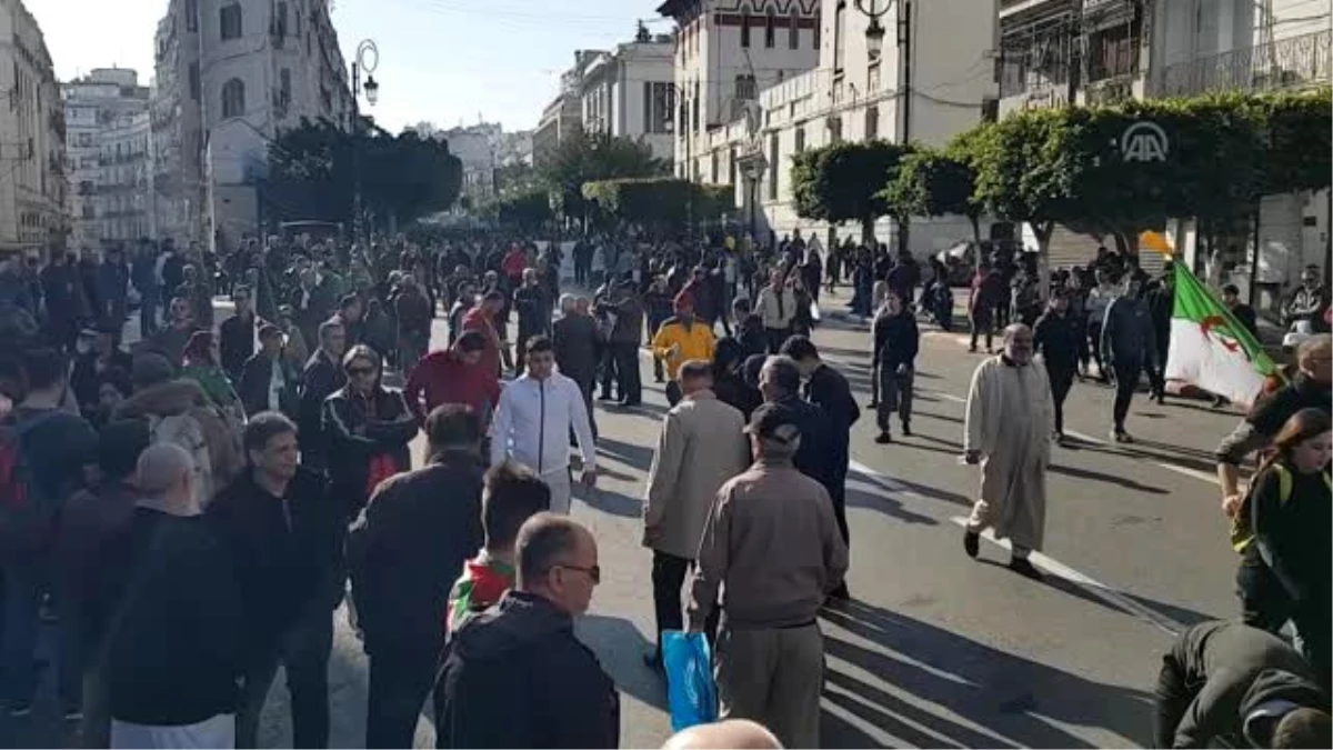 Cezayir\'de göstericiler "yönetim sisteminde köklü değişiklik" talebinde ısrarcı