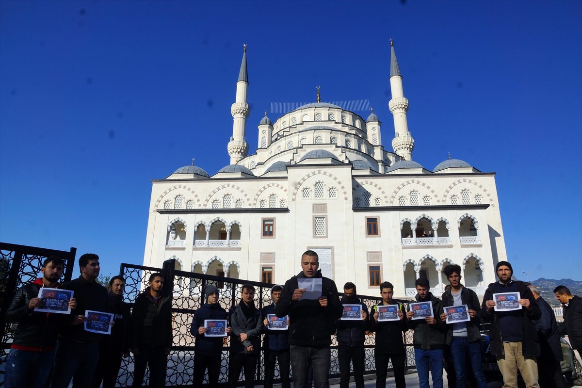 Çin\'in Doğu Türkistan politikaları İzmir\'de protesto edildi
